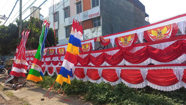 Bendera dan umbul-umbul di Jalan Teuku Umar, Kedaton, Bandar Lampung. | Foto: Sinta Yuliana/Lampung Geh