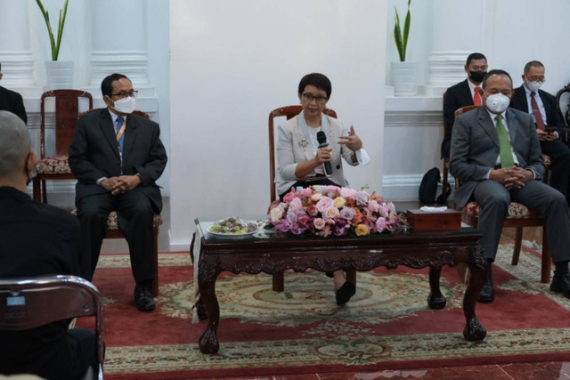 Menlu Retno Marsudi bertemu dengan 62 WNI yang disekap. Foto: Kemlu RI