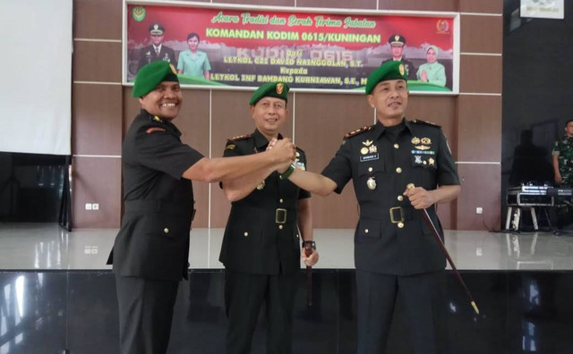 Salam Komando Dandim Kuningan, Letkol Inf Bambang Kurniawan dan Letkol Czi David Nainggolan bersama Danrem Sunan Gunung Jati Kolonel Inf Dany Rakca. (Andri)