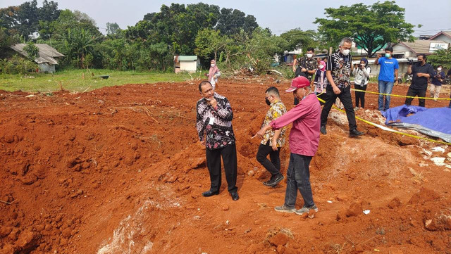 Perwakilan Kementerian Sosial mendatangi lokasi penemuan Bapres di kawasan KSU, Kecamatan Sukmajaya, Kota Depok. Foto: Dok. Istimewa