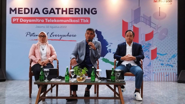 Direksi Mitratel atau PT Dayamitra Telekomunikasi Tbk, (kiri ke kanan) Direktur Bisnis, Noorcahyati Candrasuci; Direktur Utama, Theodorus Ardi Hartoko; Direktur Investasi, Hendra Purnama.  Foto: Wendiyanto Saputro/kumparan