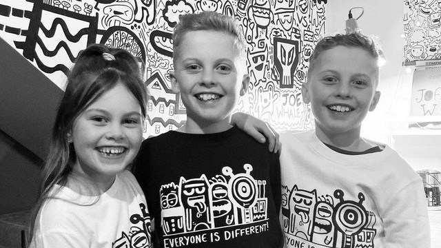 Joe Whale (tengah), yang berhasil menjadi creator gambar terkenal. Foto: Instagram/@joe.whale