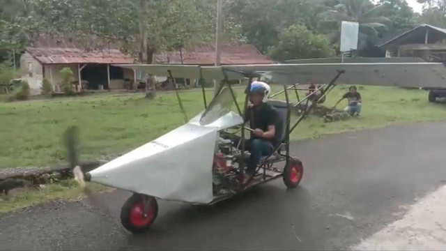 Petani di Enrekang buat pesawat terbang menggunakan mesin motor bekas. Foto: Dok. Istimewa