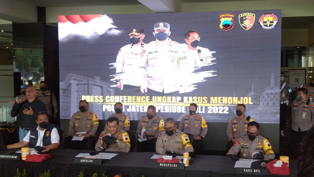 Pemaparan 7 orang tersangka Khilafatul Muslimin di Jawa Tengah, saat jumpa pers di Polda Jateng, Selasa (2/8/2022). Foto: Intan Alliva Khansa/kumparan