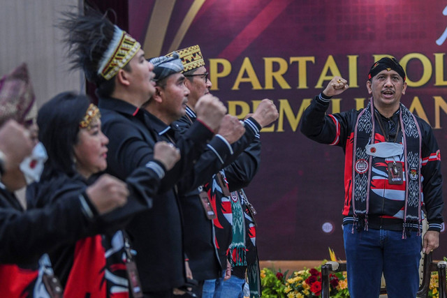 Ketua Umum Partai Kebangkitan Nusantara (PKN) I Gede Pasek Suardika (kanan) bersama sejumlah pengurus partai menyanyikan mars partai saat Pendaftaran Partai Politik Calon Peserta Pemilu tahun 2024 di Kantor KPU, Jakarta, Selasa (2/8/2022). Foto: Galih Pradipta/ANTARA FOTO