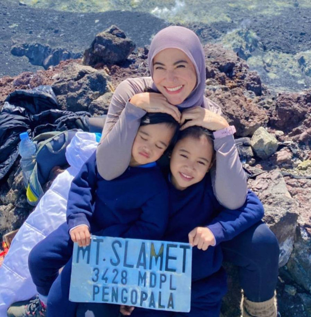 Lathifah, ibu muda berusia 33 tahun itu baru saja mendaki Gunung Slamet.