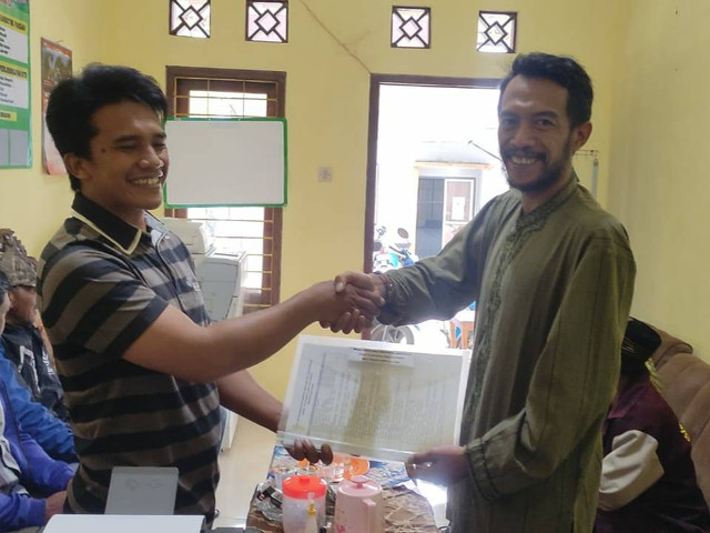 Salah satu bakal calon kepala desa, Suhermawan, di Desa Bulukerto, Kota Batu, saat mengembalikan formulir sebagai persyaratan maju di Pilkades serentak pada 28 Agustus 2022 mendatang. Foto: dok Kecamatan Bumiaji