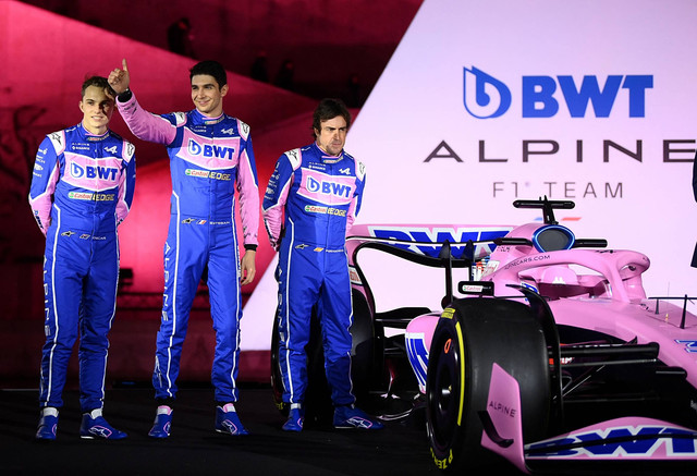 Pembalap tim Alpine F1, Oscar Piastri dari Australia, Esteban Ocon dari Prancis dan Fernando Alonso dari Spanyol, di Palais de Tokyo di Paris pada 21 Februari 2022. Foto: Franck Fife/AFP