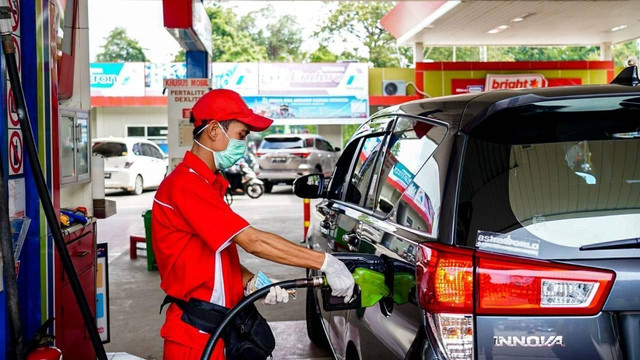 Petugas SPBU Pertamina mengisikan BBM Non-subsidi Dex Series ke sebuah mobil. Foto: Pertamina