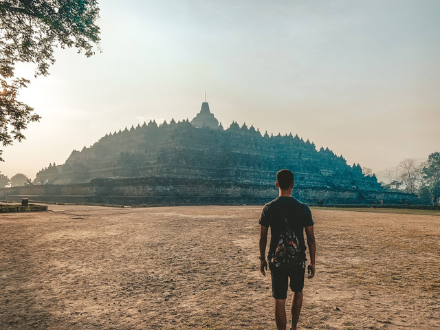 Tarif Parkir Candi Borobudur untuk Mobil, Bus, dan Motor. sumber foto : unsplash/mike.