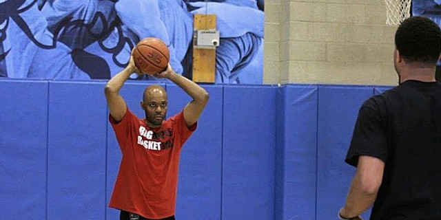 Ilustrasi overhead pass dalam basket. Foto: dunkorthree