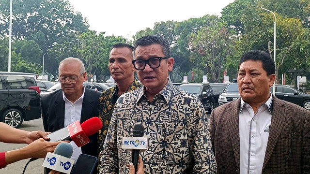 Samueal, ayah Brigadir Yosua (kedua dari kiri), bersama Persatuan Marga Hutabarat mendatangi Gedung Kemenkopolhukam, Jakarta, Rabu (3/8/2022). Foto: Zamachsyari/kumparan