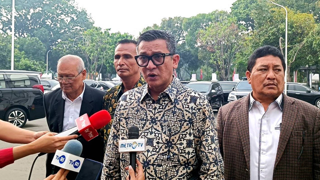 Keluarga Brigadir Yosua bersama Persatuan Marga Hutabarat mendatangi Gedung Kemenkopolhukam, Jakarta, Rabu (3/8/2022). Foto: Zamachsyari/kumparan