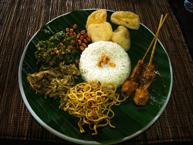 Rekomendasi nasi campur bali di jakarta/ilustrasi Bali food, Foto oleh Ludo Poiré di Unsplash