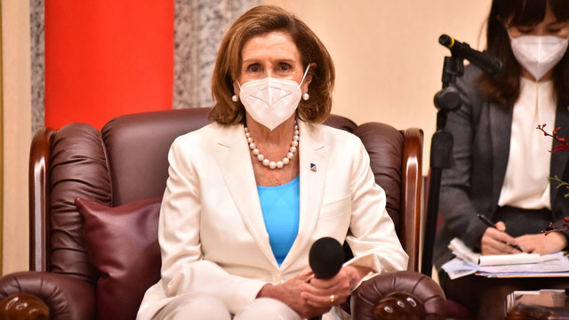 Ketua DPR AS Nancy Pelosi menghadiri pertemuan dengan Presiden Taiwan Tsai Ing-wen di kantor kepresidenan di Taipei, Taiwan, Rabu (3/8/2022). Foto: Kantor Kepresidenan Taiwan/Handout via Reuters