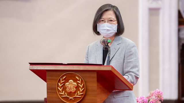 Presiden Taiwan Tsai Ing-wen berbicara pada pertemuan dengan Ketua DPR AS Nancy Pelosi di kantor kepresidenan di Taipei, Taiwan, Rabu (3/8/2022). Foto: Kantor Kepresidenan Taiwan/Handout via Reuters