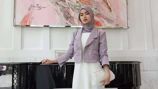 Inspirasi outfit minimalis yang elegan. Foto: Instagram.com/sashfir