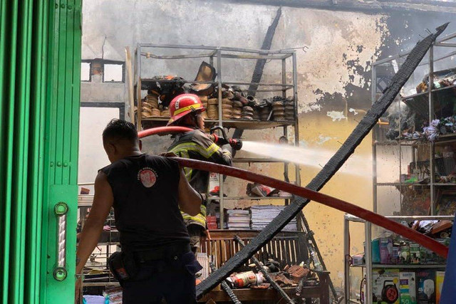 Satu ruko fotokopi dan sebuah rumah di Dusun Kepuh, Karawang, hangus dibakar api, Rabu (3/8) siang. Foto: kumparan