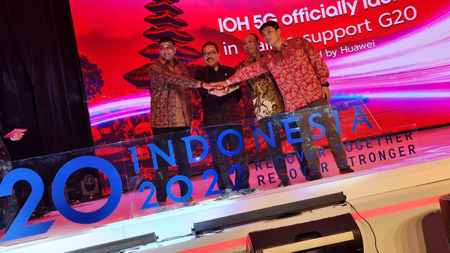 Vikram Sinha (paling kiri), President Director n CEO Indosat Ooredoo Hutchison; Tjokro Oka Artha Ardana Sukawati, Wagub Bali; Wayan Toni Suprianto, Sekre Dirjen Kominfo; dan Jacky Chen, CEO Huawei Indonesia. Foto: Muhammad Fikrie/kumparan