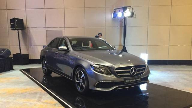 Tampak Depan mobil Mercy terbaru 2022, Mercedes-Benz E300 SportStyle Avantgarde Foto: dok. Muhammad Ikbal/kumparan