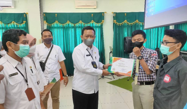 Para pemenang lomba diberikan hadiah langsung oleh Direktur RSUD Kardinah drg. Agus Dwi Sulistyantono, di Ruang PPM Lantai 2 RSUD Kardinah Tegal, Rabu (3/8/2022).