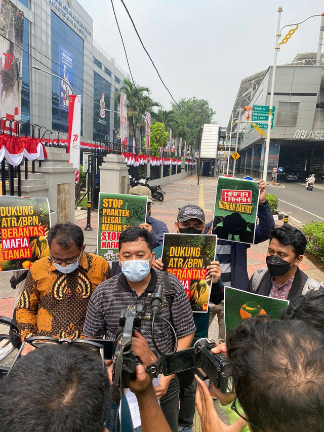 Sawit Watch bersama Indrayana Centre for Government, Constitution, and Society (INTEGRITY) Law Firm melaporkan dugaan HGU ilegal PT Multi Sarana Agro Mandiri (PT MSAM) ke Kementerian ATR/BPN, Rabu (3/8/2022). Foto: Sawit Watch