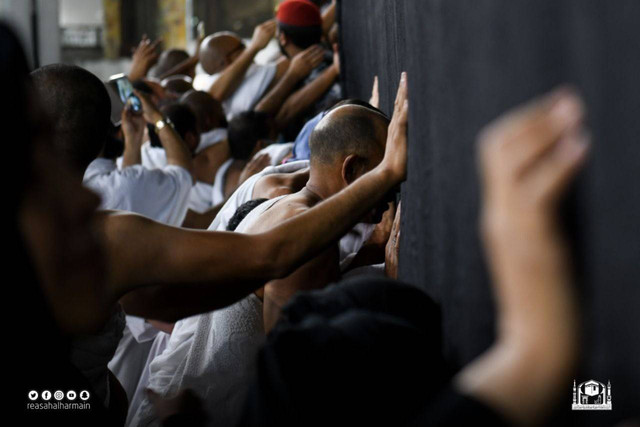 Kerumunan jemaah umrah pada Rabu (3/8/2022) setelah barrier/penghalang di sekitar Ka'bah ditiadakan. Foto: Twitter/@ReasahAlharmain