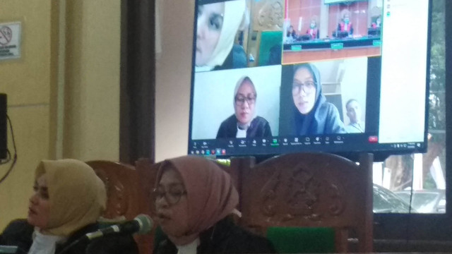 Pengacara Erayani, Ineng Sulastry, membacakan nota pembelaan pada persidangan di Pengadilan Negeri Jambi/Yovy Hasendra