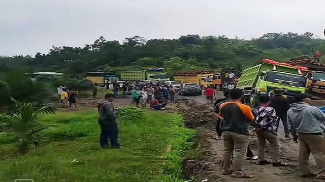 Macet di Jalan Nasional Pekanbaru - Teluk Kuantan, Kabupaten Kuantan Singingi (Kuansing), Kebun Durian, Kabupaten Kampar, Riau, Rabu, 3 Agustus 2022 (Tangkapan layar TikTok/@bobbysatria29)