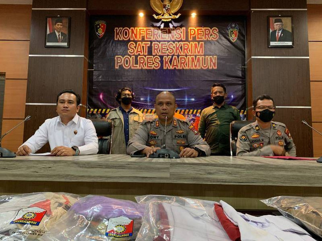 Tersangka K, oknum guru cabul di Karimun dihadirkan polisi bersama barang bukti. (Foto: Edo/batamnews)