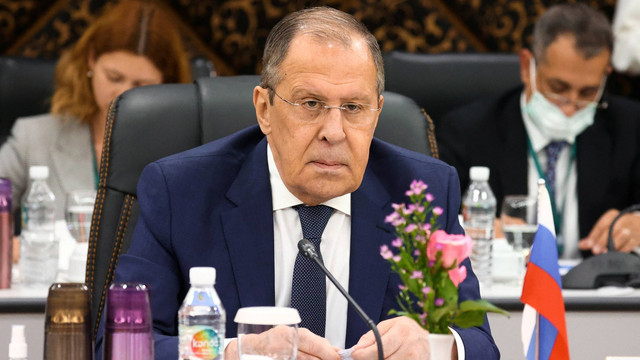 Menteri Luar Negeri Rusia Sergei Lavrov menghadiri pertemuan dengan Menteri Luar Negeri Myanmar Wunna Maung Lwin di Naypyidaw, Myanmar, Rabu (3/8/2022). Foto: Kementerian Luar Negeri Rusia/Handout via REUTERS
