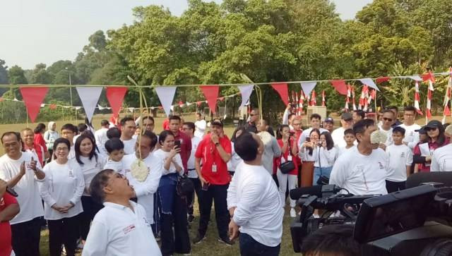Wapres Jusuf Kalla bersama Gubernur DKI Jakarta, Anies Baswedan mengikuti lomba makan kerupuk saat Family Gathering Kabinet Kerja di Istana Bogor, Jawa Barat. Foto: Adhim Mugni Mubaroq/kumparan