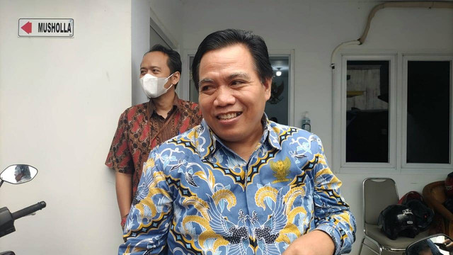 Kepala Ombudsman Republik Indonesia Perwakilan DIY (ORI DIY) Budhi Masturi usai meminta penjelasan 2 guru BK SMAN 1 Banguntapan soal dugaan pemaksaan jilbab pada seorang siswi baru. Foto: Arfiansyah Panji Purnandaru/kumparan