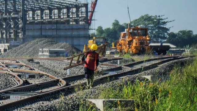 Pekerja berjalan di tengah proyek kereta cepat Jakarta-Bandung. Foto: Raisan Al Farisi/Antara Foto