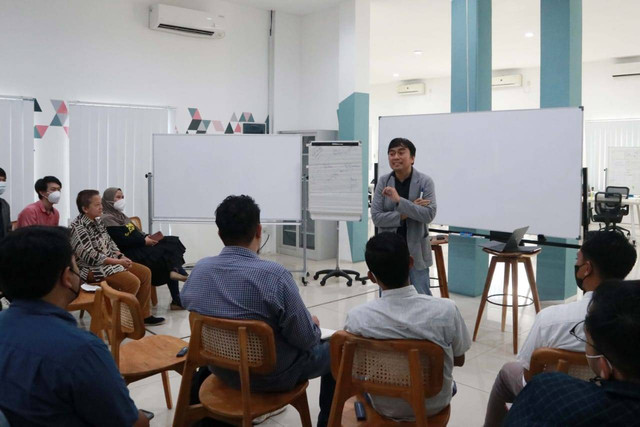 CEO PT Paragon Technology and Innovation, Salman Subkat memberikan pemaparan dalam kelas diskusi tentang kepemimpinan (M Sholeh)