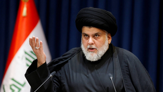 Ulama Syiah di Irak, Muqtada al-Sadr, menyampaikan pidato yang disiarkan televisi di Najaf, Irak , Rabu (3/8/2022). Foto: Alaa Al-Marjani/REUTERS