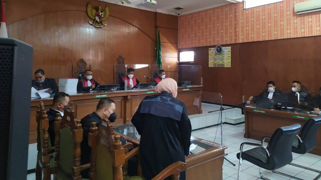 Suasana sidang dakwaan kasus Quotex dengan terdakwa Doni Salmanan di PN Bale Bandung pada Kamis (4/8/2022).  Foto: Rachmadi Rasyad/kumparan