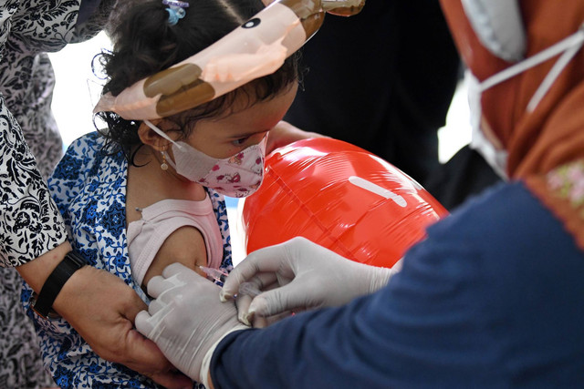 Petugas menyuntikkan vaksin campak rubella kepada seorang anak dalam Bulan Imuniasi Anak Nasional (BIAN) di Ruang Publik Terpadu Ramah Anak (RPTRA) III Tanah Abang, Jakarta, Kamis (4/8/2022). Foto: Aditya Pradana Putra/ANTARA FOTO