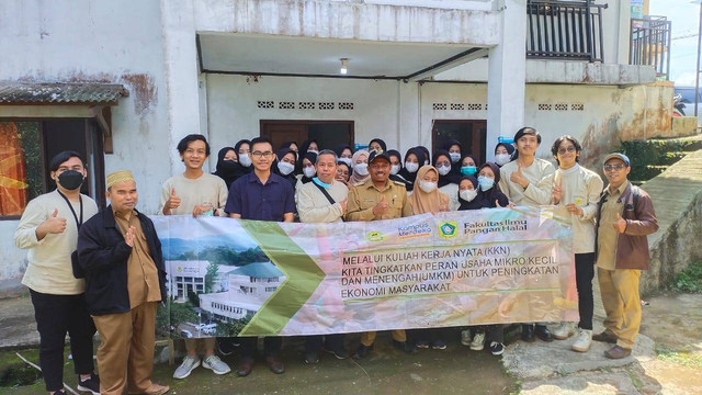Penyambutan tim KKN desa Sukakarya oleh perangkat Desa