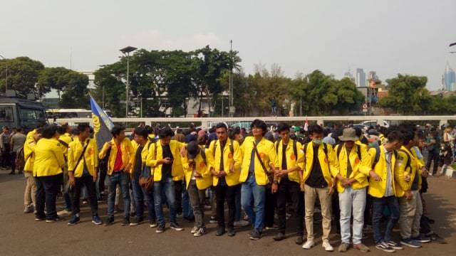 Ratusan mahasiswa UI berunjuk rasa di depan gedung DPR RI. Foto: Maulana Ramadhan/kumparan