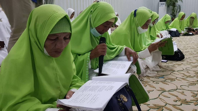 Salah satu lembaga non formal islam yang hingga kini masih melestarikan Al-quran berbahasa Gorontalo adalah, Majelis Taklim Al-Hidayah di Desa Tunggulo, Kecamatan Limboto Barat, Kabupaten Gorontalo. Kamis, (4/8). Foto: Dok banthayo