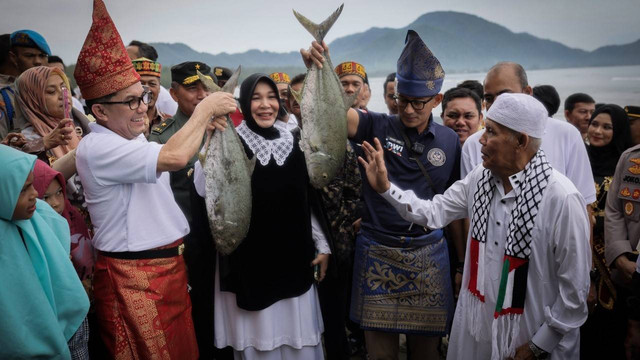 Sandiaga Uno saat berkunjung ke Desa Wisata Ulee Lheue, Banda Aceh. Foto: Abdul Hadi/acehkini