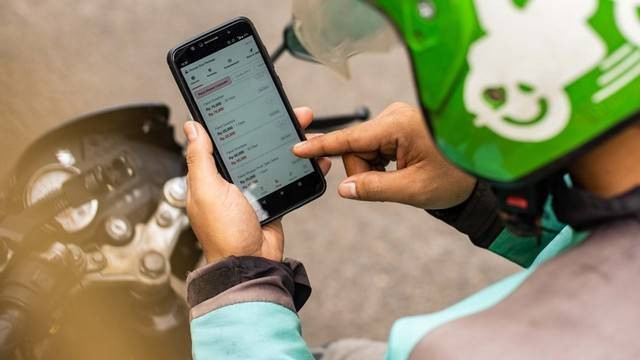 Ilustrasi memasukkan kode paket Gojek Telkomsel 75 ribu. Foto: Telkomsel