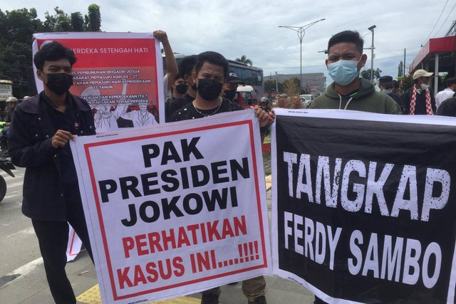 Massa pendukung Brigadir Yosua berunjuk rasa di Mapolda Sumut, Kamis (4/8/2022). Foto: Rahmat Utomo/kumparan