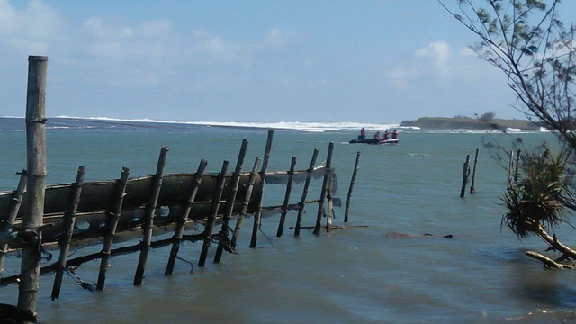Petugas melakukan pencarian seorang pria yang hilang terseret ombak di muara Sungai OPak, BAntul. Foto: istimewa.