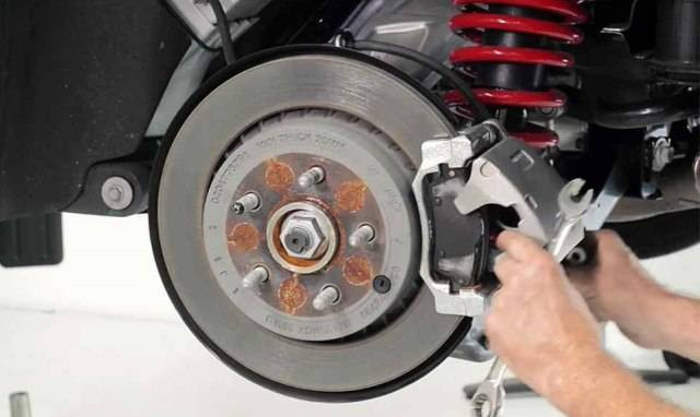 Ilustrasi komponen rem cakram pada mobil. Foto: Autoindustriya.com