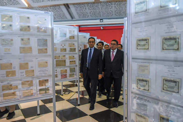 Gubernur DKI Jakarta Anies Baswedan didampingi Ketua Umum Perkumpulan Filatelis Indonesia (PFI) Fadli Zon melihat koleksi kartu pos masa lalu pada Pameran Filateli Tingkat Dunia (World Stamp Championship - Indonesia 2022) di JIExpo Kemayoran, Jakarta Foto: Galih Pradipta/ANTARA FOTO