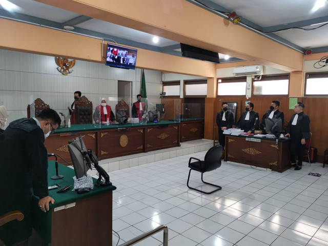Sidang pleidoi terdakwa kekerasan seksual yang menjerat Pendiri SMA Selamat Pagi Indonesia (SPI) Kota Batu, Julianto Eka Putra, di Pengadilan Negeri (PN) Malang, pada Rabu (3/8/2022). Foto: Kejari Kota Batu