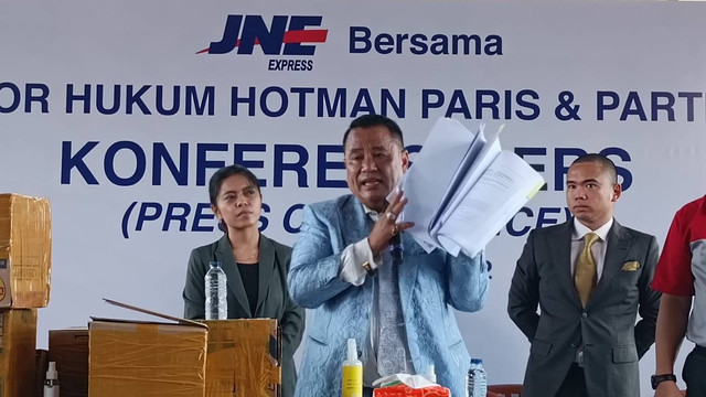 Kuasa hukum JNE, Hotman Paris, saat konferensi pers terkait timbunan sembako, di Jet Ski Cafe, Pluit, Jakarta Utara, Kamis (4/8/2022). Foto: Zamachsyari/kumparan