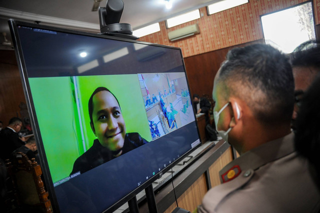 Terdakwa kasus penipuan investasi opsi biner Quotex Doni Salmanan menjalani sidang secara daring dengan agenda pembacaan dakwaan di Pengadilan Negeri Bale Bandung, Baleendah, Kabupaten Bandung, Jawa Barat, Kamis (4/8/2022). Foto: Raisan Al Farisi/ANTARA FOTO